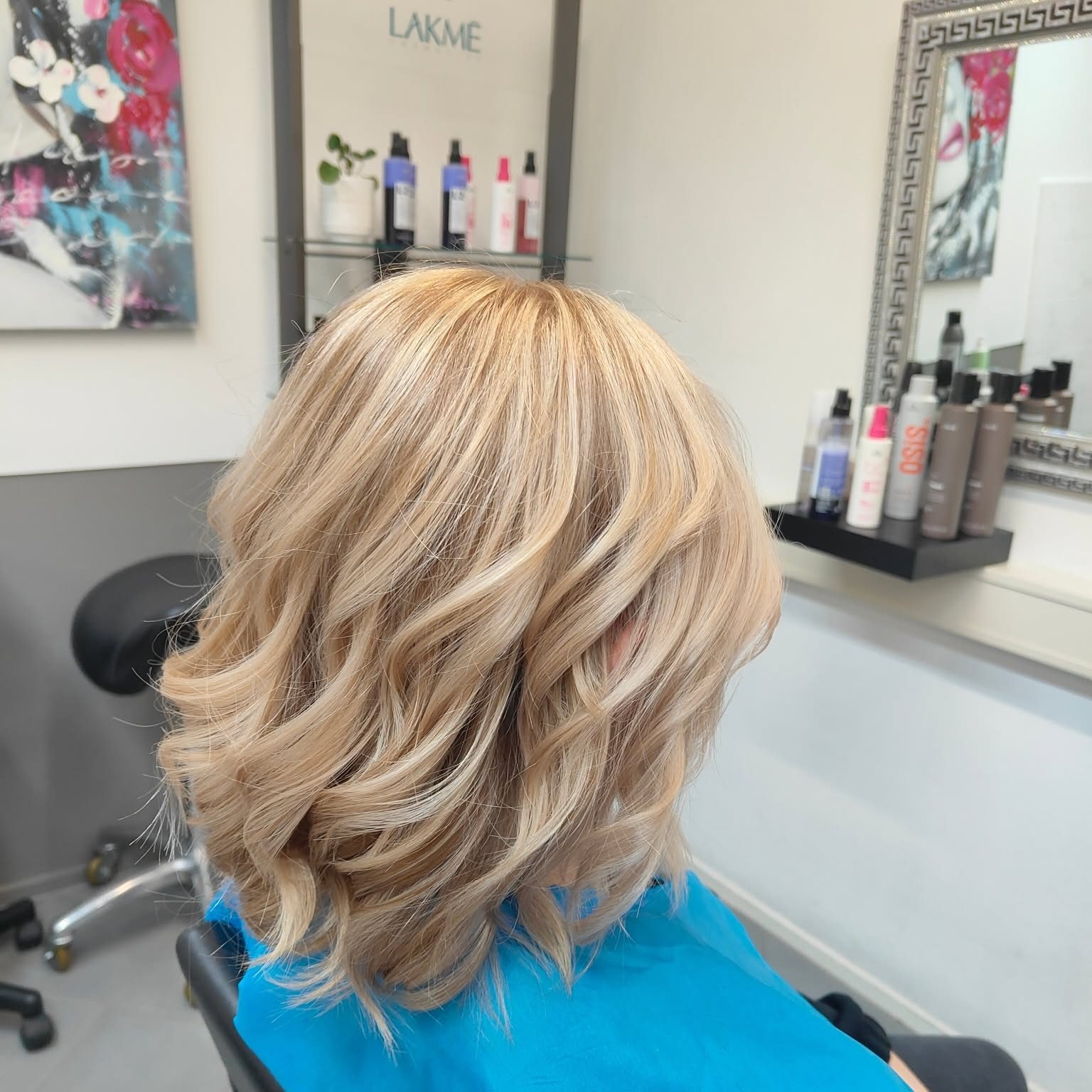 Een blonde bob in zachte golven