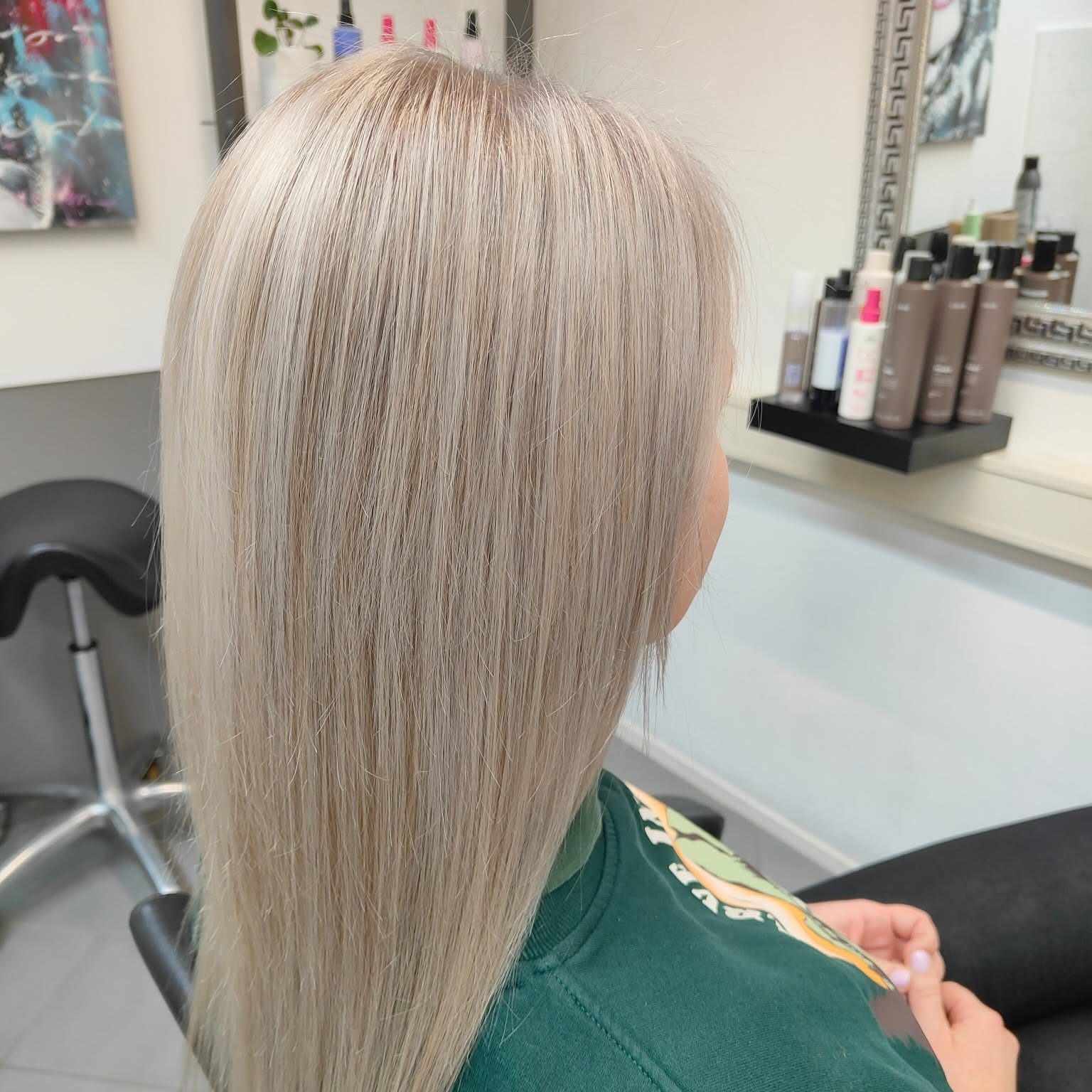 Lang, steil haar in een licht platinablond