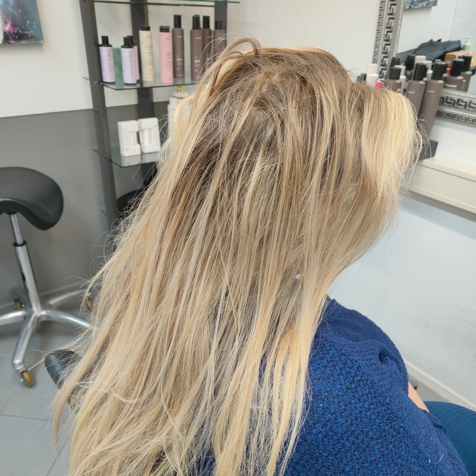 Voor: lang blond haar, droog, met gele tonen en donkere uitgroei